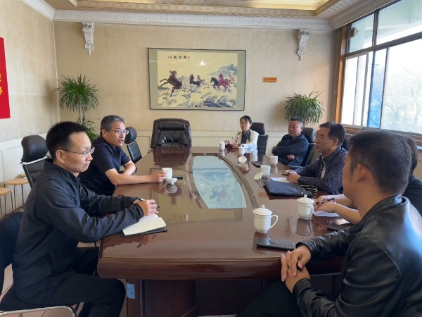 常山集團(tuán)黨委副書記、副董事長、總經(jīng)理?xiàng)钊饎偱c三和實(shí)業(yè)集團(tuán)董事長張偉厚一行進(jìn)行交流座談
