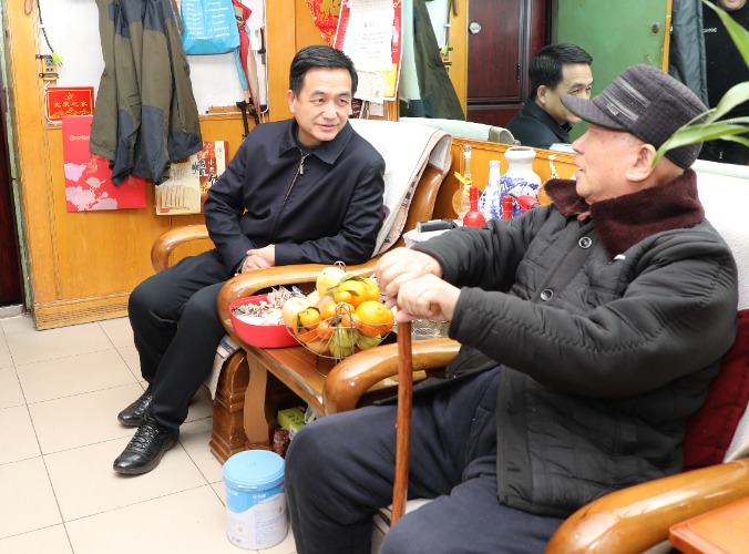 集團領(lǐng)導(dǎo)慰問建國前老黨員