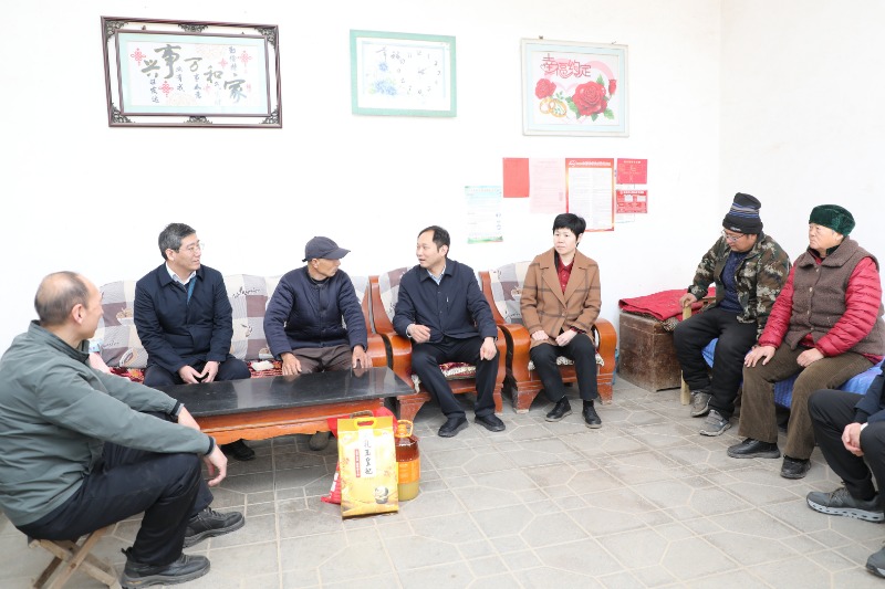 常山集團黨委書記、董事長張瑋揚率隊赴小琉璃村開展走訪慰問